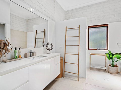 'Nunkeri', 5 Kerrie Close - Stunning House With Fabulous Views, Linen, WIFI & Air Conditioning - Accommodation Gladstone 3