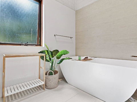 'Nunkeri', 5 Kerrie Close - Stunning House With Fabulous Views, Linen, WIFI & Air Conditioning - Accommodation Gladstone 2