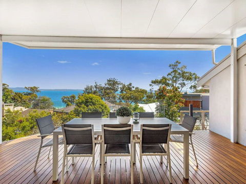 'Nunkeri', 5 Kerrie Close - Stunning House With Fabulous Views, Linen, WIFI & Air Conditioning - Accommodation Gladstone 0