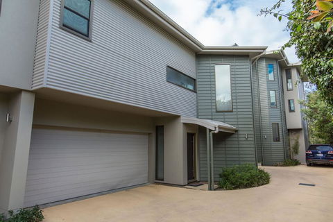 'Rolling Waves 2' On Ocean Drive - Accommodation Gladstone 1