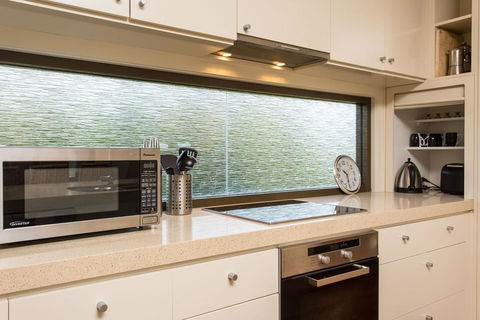 'Rolling Waves 2' On Ocean Drive - Accommodation Gladstone 3