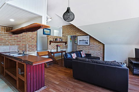 'Salt Wood' Cabin Style Retreat - Accommodation Gladstone 2