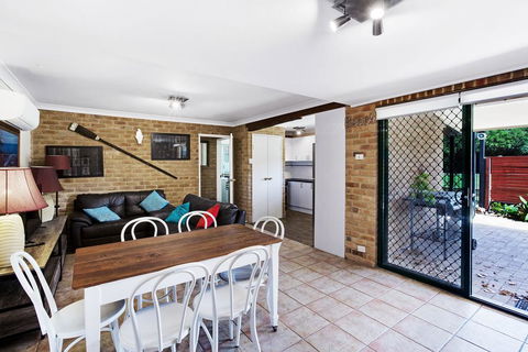 'Salt Wood' Cabin Style Retreat - Accommodation Gladstone 1