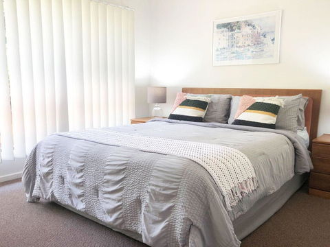 'Sandy Palms' 28 Moorooba Cr - Beautiful Home With Wifi, Air-con And Boat Parking - Accommodation Gladstone 1