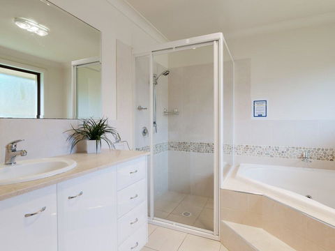 'Sandy Point Haven', 21a Sandy Point Rd - Stylish Haven With WIFI, Air Conditioning & Water Views - Accommodation Gladstone 1