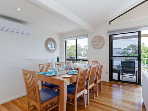 'Sandy Point Haven', 21a Sandy Point Rd - Stylish Haven With WIFI, Air Conditioning & Water Views - Accommodation Gladstone 3