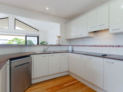 'Sandy Point Haven', 21a Sandy Point Rd - Stylish Haven With WIFI, Air Conditioning & Water Views - Accommodation Gladstone 2