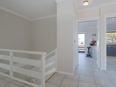 'SeaHaven', 2 Richardson Ave - Large Home With Aircon, Smart TV, WIFI, Netflix & Boat Parking - Accommodation Gladstone 1