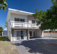 'SeaHaven' 2 Richardson Ave - Large home with Aircon Smart TV WIFI Netflix  Boat Parking - Accommodation Gladstone
