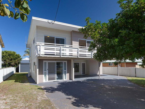 'SeaHaven', 2 Richardson Ave - Large Home With Aircon, Smart TV, WIFI, Netflix & Boat Parking - Accommodation Gladstone 0