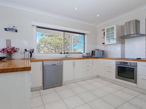 'SeaHaven', 2 Richardson Ave - Large Home With Aircon, Smart TV, WIFI, Netflix & Boat Parking - Accommodation Gladstone 3