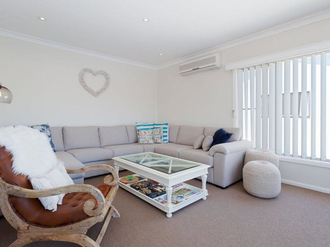 'SeaHaven', 2 Richardson Ave - Large Home With Aircon, Smart TV, WIFI, Netflix & Boat Parking - Accommodation Gladstone 2