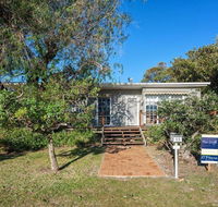 'The Croft' 11 Boulder Bay Rd - Cosy Beach House with Aircon  only 270m to the Beach - Accommodation Gladstone