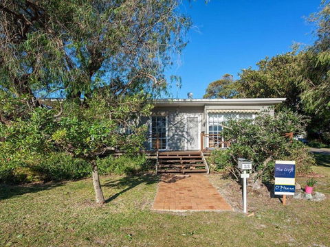 'The Croft' 11 Boulder Bay Rd - Cosy Beach House With Aircon & Only 270m To The Beach - Accommodation Gladstone 0