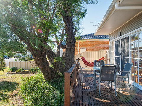 'The Croft' 11 Boulder Bay Rd - Cosy Beach House With Aircon & Only 270m To The Beach - Accommodation Gladstone 1