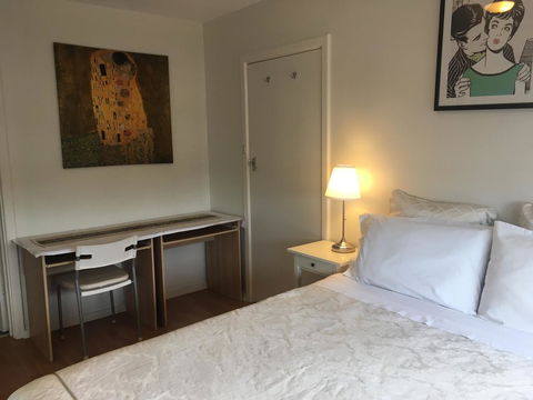 'The Mount' Trendy With City Views - Accommodation Gladstone 2
