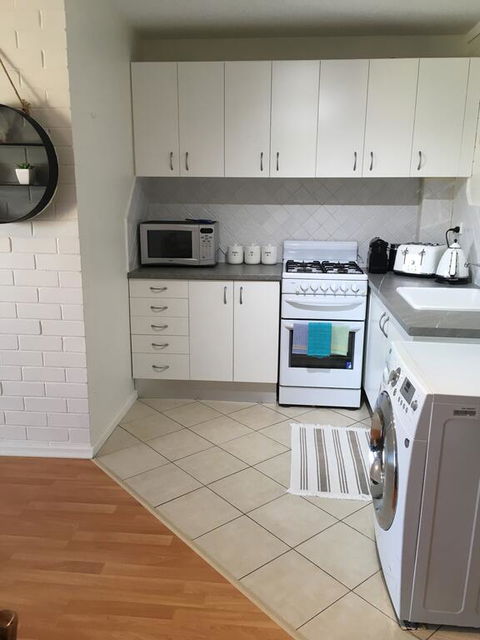 'The Mount' Trendy With City Views - Accommodation Gladstone 0