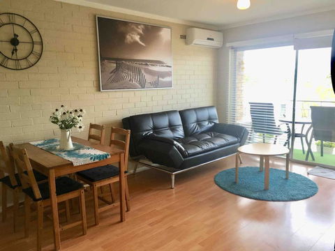'The Mount' Trendy With City Views - Accommodation Gladstone 1