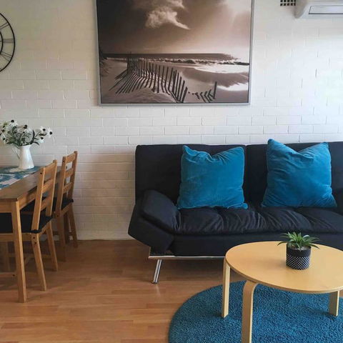 'The Mount' Trendy With City Views - Accommodation Gladstone 3