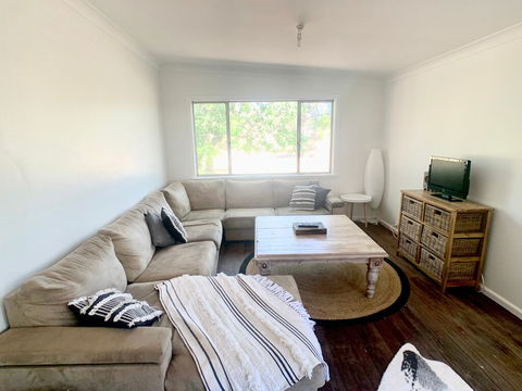 'The Wattles' - True Country Escape Near Wineries - Borenore - Accommodation Gladstone 2