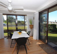 'Time and Tide' 1 - Ground Floor with Water Views - Accommodation Gladstone
