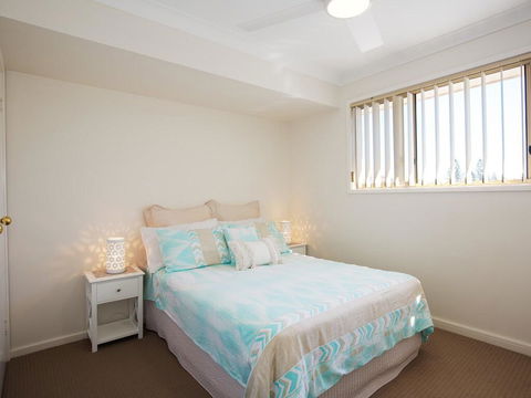 'Walk On Birubi', 1/40 Ocean Ave - Pet Friendly, WIFI, Boat Parking & Water Views - Accommodation Gladstone 3