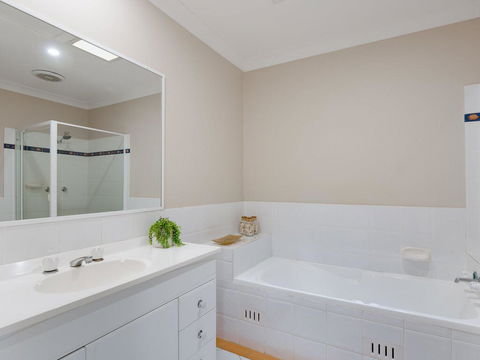 'Walk On Birubi', 1/40 Ocean Ave - Pet Friendly, WIFI, Boat Parking & Water Views - Accommodation Gladstone 1