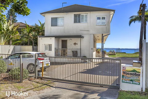 'Yacaaba' Beautiful Waterfront Location - Accommodation Gladstone 0