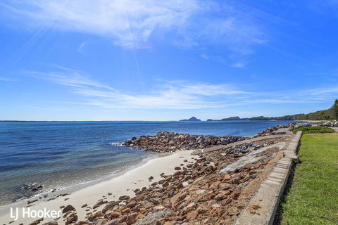 'Yacaaba' Beautiful Waterfront Location - Accommodation Gladstone 1