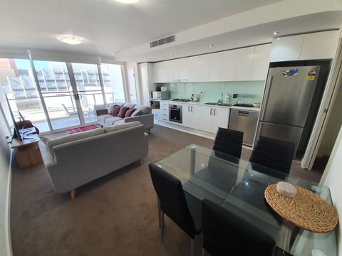 (just Listed) Bolton St 1br 350m Walk To Newcastle Beach +++ Wifi End Eand - Accommodation Gladstone 0