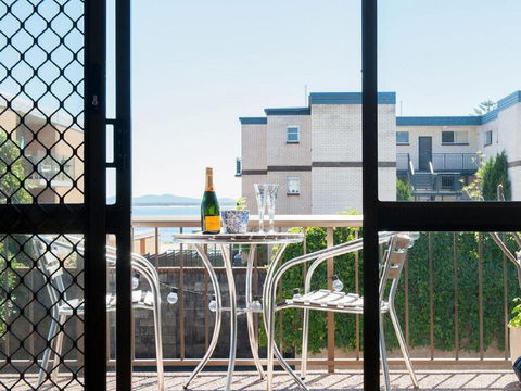 1 'BAHIA', 47 RONALD AVE - GREAT LOCATION WITH FILTERED WATER VIEWS - Accommodation Gladstone 0