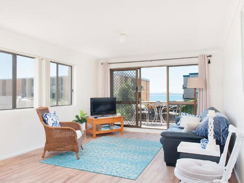 1 'BAHIA', 47 RONALD AVE - GREAT LOCATION WITH FILTERED WATER VIEWS - Accommodation Gladstone 2