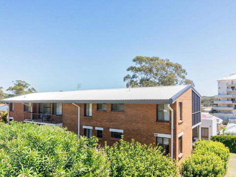 1 'BAHIA', 47 RONALD AVE - GREAT LOCATION WITH FILTERED WATER VIEWS - Accommodation Gladstone 1