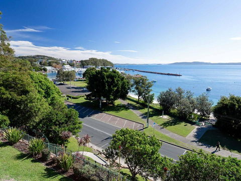 1 'Kiah', 53 Victoria Parade - Stunning Views, Wifi, Aircon, Just Across The Road To The Water - Accommodation Gladstone 0