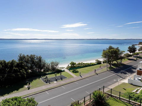 1 'Kiah', 53 Victoria Parade - Stunning Views, Wifi, Aircon, Just Across The Road To The Water - Accommodation Gladstone 2