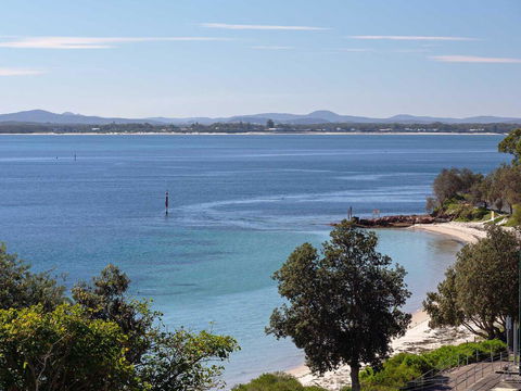 1 'Kiah', 53 Victoria Parade - Stunning Views, Wifi, Aircon, Just Across The Road To The Water - Accommodation Gladstone 3