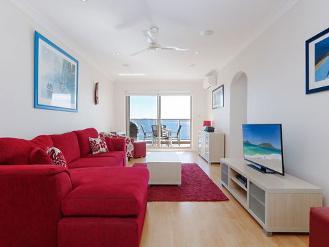 1 'Kiah', 53 Victoria Parade - Stunning Views, Wifi, Aircon, Just Across The Road To The Water - Accommodation Gladstone 1