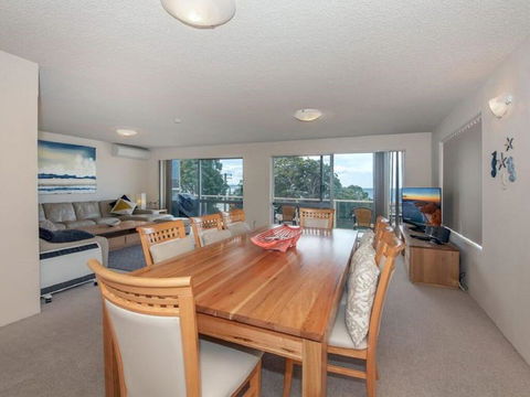 1 'Laman Lodge', 15 Laman Street - Stunning Air Conditioned Unit With Water Views And WIFI - Accommodation Gladstone 3