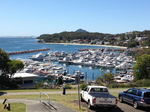1 'Laman Lodge', 15 Laman Street - Stunning Air Conditioned Unit With Water Views And WIFI - Accommodation Gladstone 0