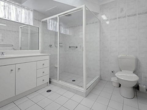 1 'Laman Lodge', 15 Laman Street - Stunning Air Conditioned Unit With Water Views And WIFI - Accommodation Gladstone 1