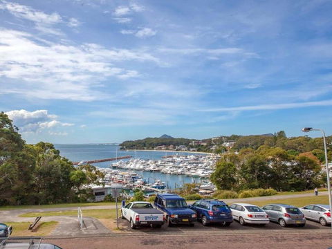 1 'Laman Lodge', 15 Laman Street - Stunning Air Conditioned Unit With Water Views And WIFI - Accommodation Gladstone 2