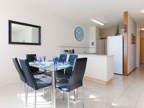 1 'Little Hut', 20 Kurrawa Close - Spectacular Water Views, NBN & Air Conditioned - Accommodation Gladstone 3