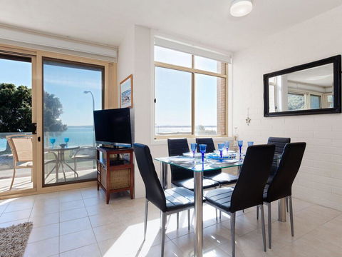1 'Little Hut', 20 Kurrawa Close - Spectacular Water Views, NBN & Air Conditioned - Accommodation Gladstone 1