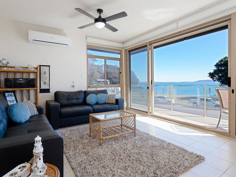 1 'Little Hut', 20 Kurrawa Close - Spectacular Water Views, NBN & Air Conditioned - Accommodation Gladstone 2