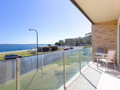 1 'Little Hut', 20 Kurrawa Close - Spectacular Water Views, NBN & Air Conditioned - Accommodation Gladstone 0
