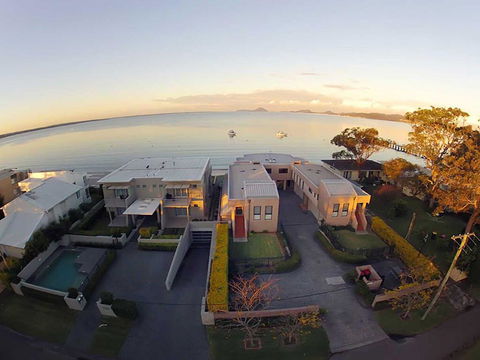 1 'Seaside Splendour' 137 Soldiers Point Road - Beautiful Unit On The Waterfront - Accommodation Gladstone 0