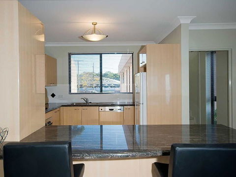 1 'Seaside Splendour' 137 Soldiers Point Road - Beautiful Unit On The Waterfront - Accommodation Gladstone 3