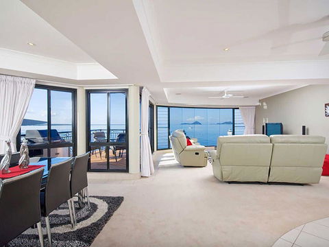 1 'Seaside Splendour' 137 Soldiers Point Road - Beautiful Unit On The Waterfront - Accommodation Gladstone 1