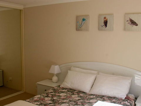 1 'The Clippers' 131 Soldiers Point Road - Fabulous Waterfront Unit - Accommodation Gladstone 3