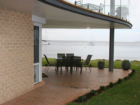 1 'The Clippers' 131 Soldiers Point Road - Fabulous Waterfront Unit - Accommodation Gladstone 0